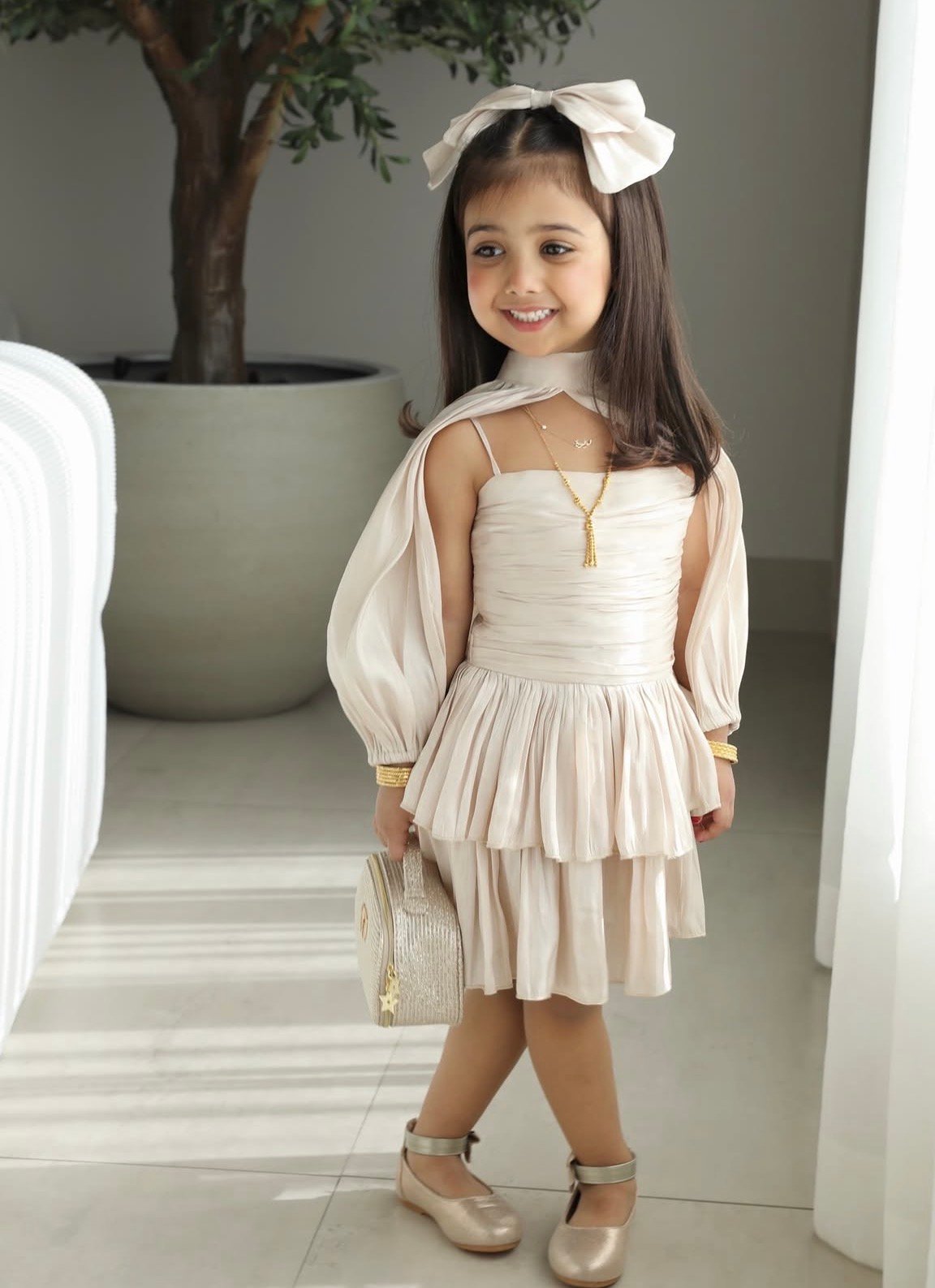 Silky dress-pearly color